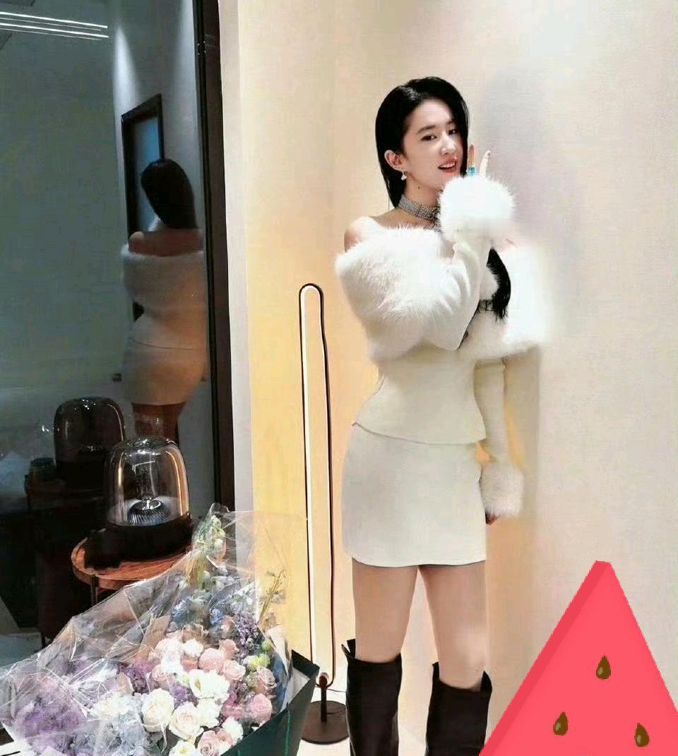 刘亦菲的正面照和背面镜子照你更喜欢哪个？刘亦菲这白毛绒裙也太绝了！正面看是温