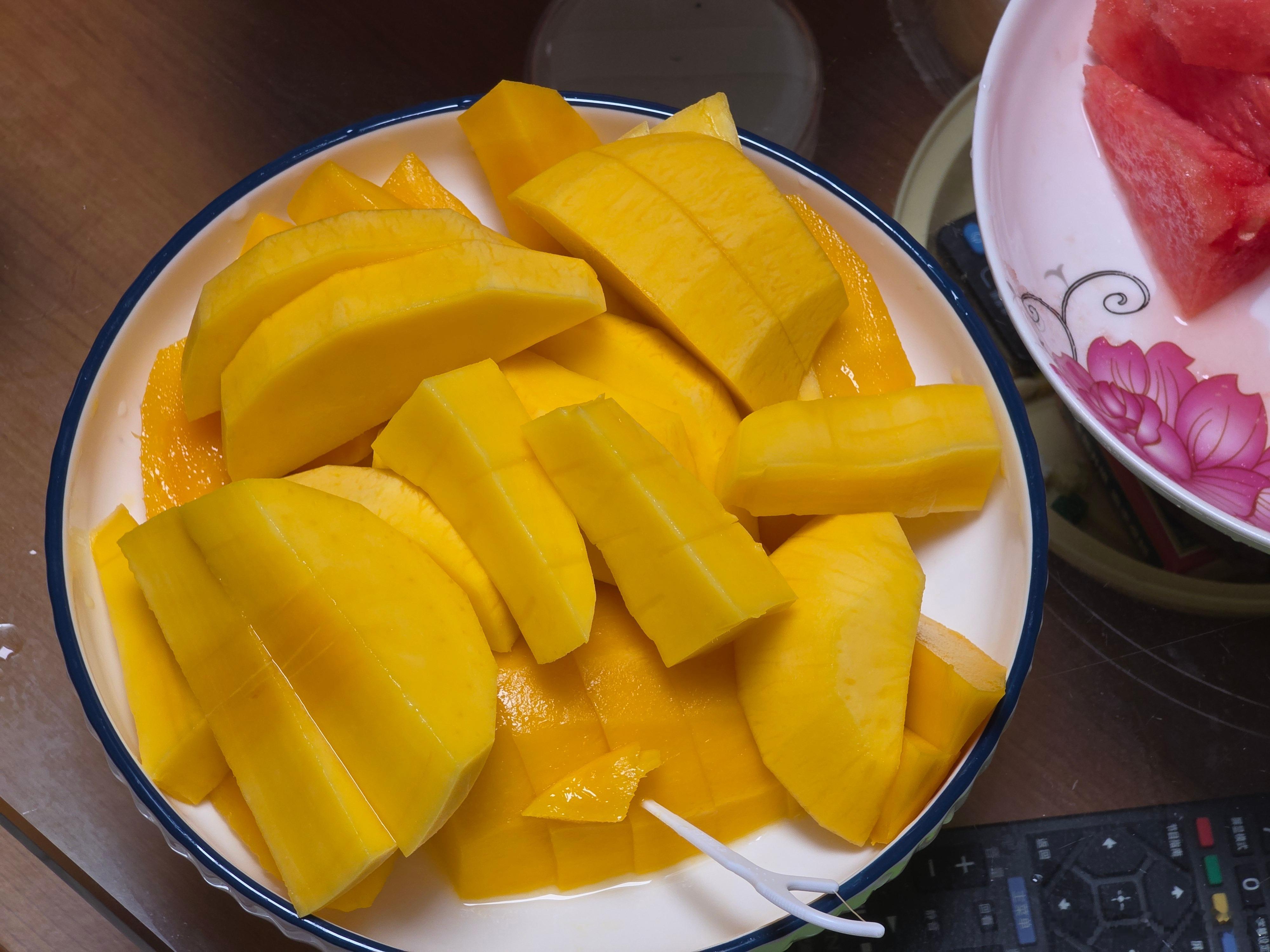 老婆在家切芒果，弄得一屋子都是汽油味[笑着哭][笑着哭][笑着哭]​​​