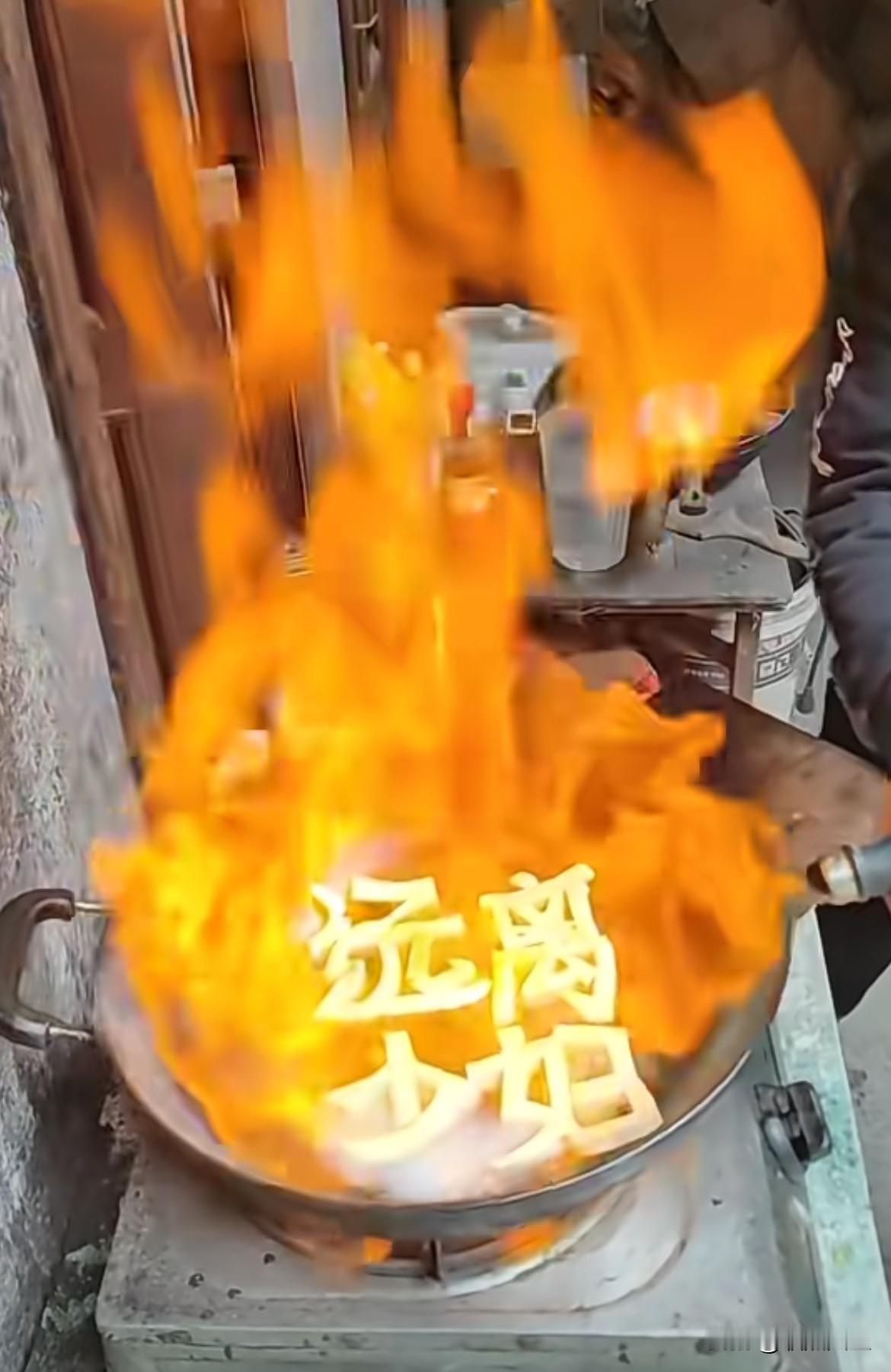 这家伙肯定让少妇伤得不轻[呲牙笑]