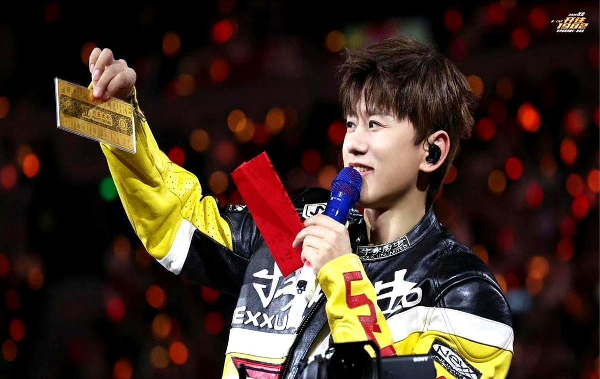 35万张门票1分钟抢光，他却当着全场歌迷的面，哭了。张杰在成都演唱会，突然