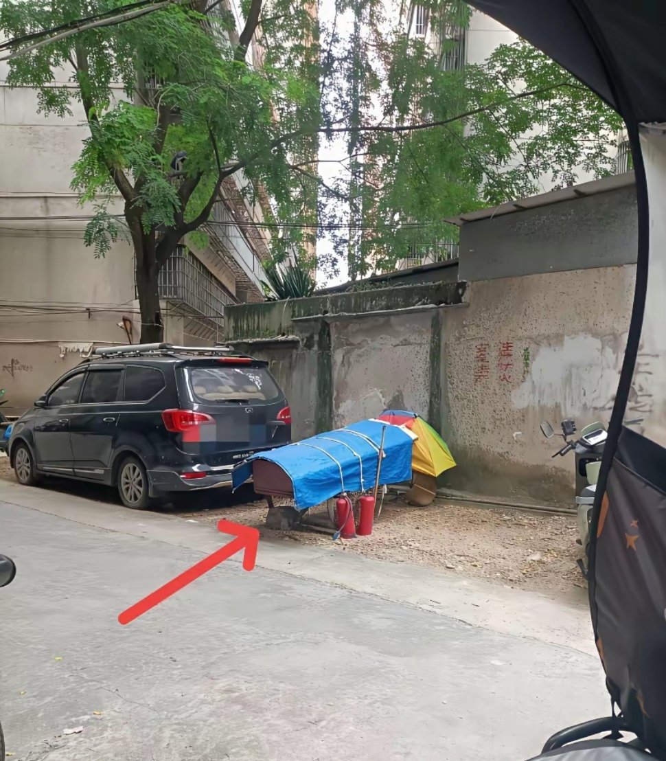 这是谁干的事，从这路过被吓一跳，仔细一看是个三轮车，盖的也太像了，这要是晚上看到