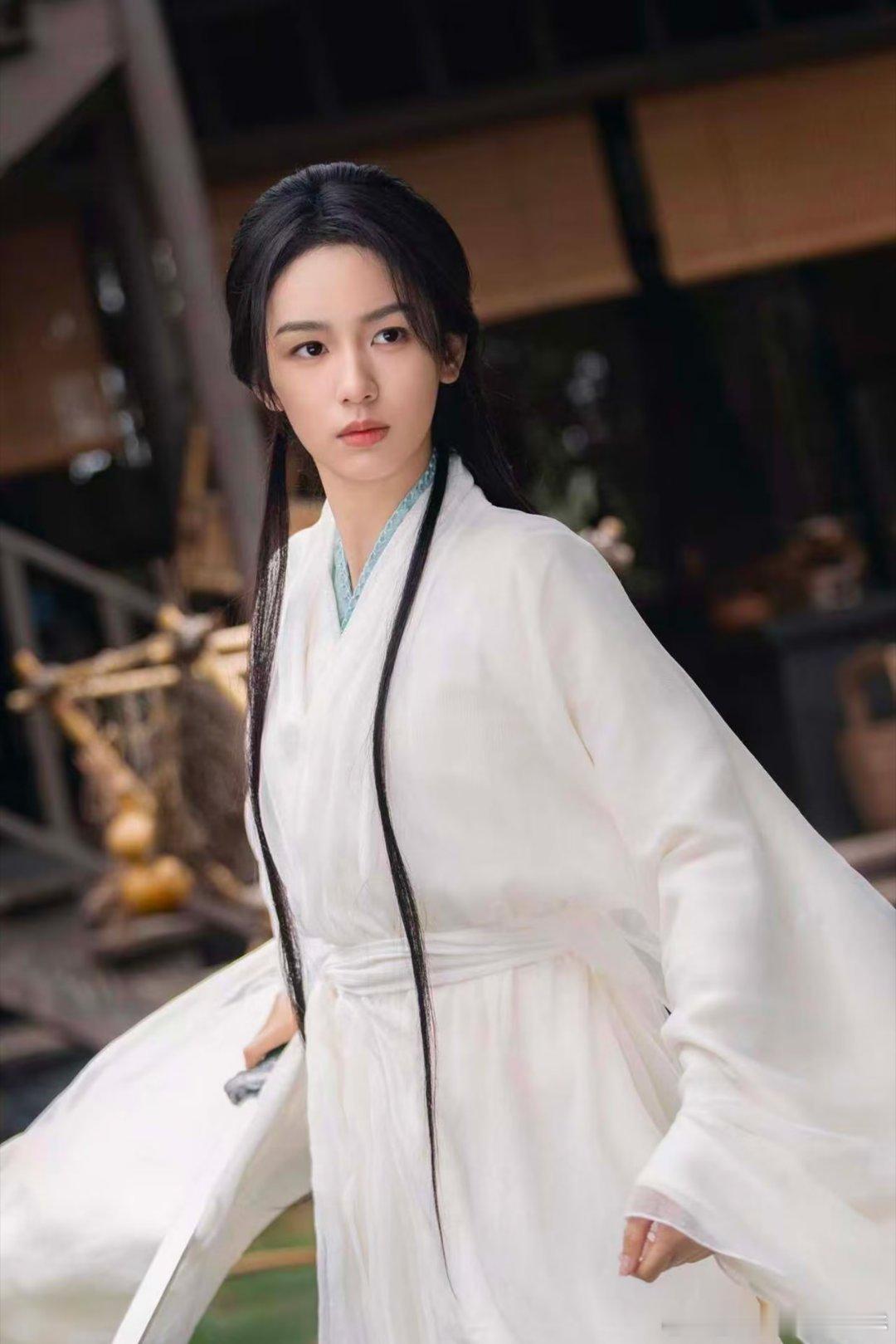 周也白衣古早武侠味谁懂啊！这雪中翠竹般的清冷感，金庸女主DNA动了！​​​