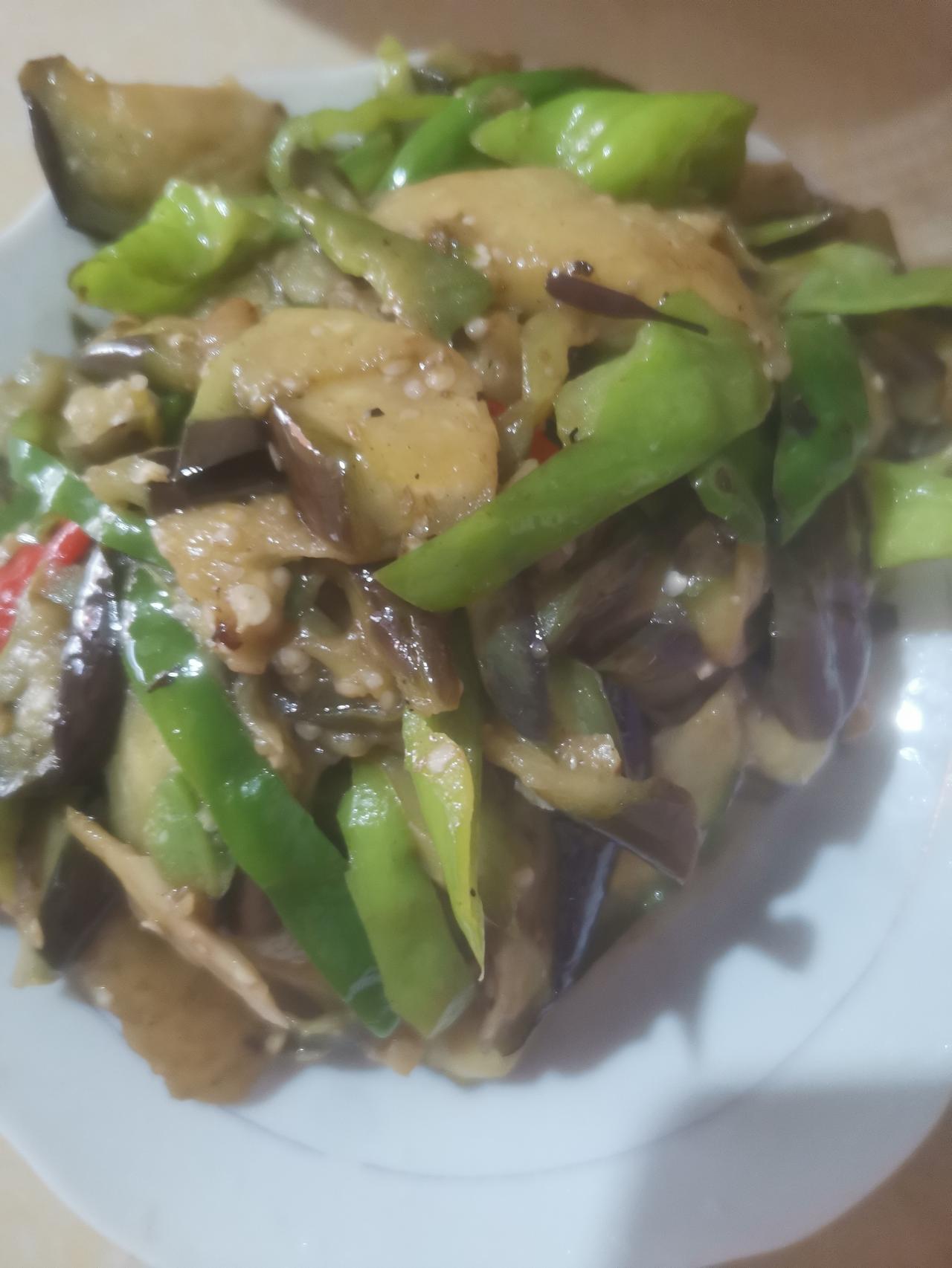 上午十点半，开始炒菜。首先炒辣椒掺茄子。再炒南瓜尖。再炒蚕豆。接着炒卤菜