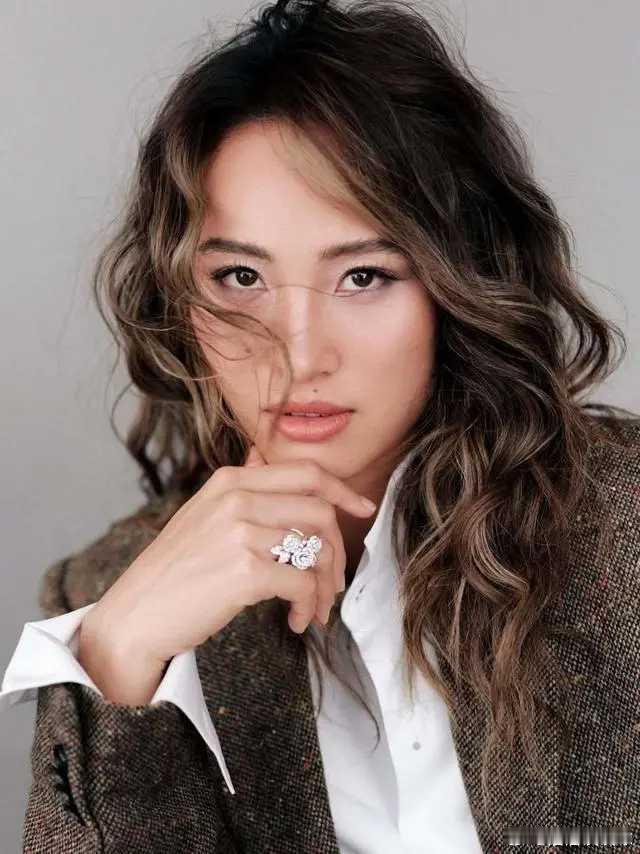 12月17日美国《福布斯》公布了2025年全球女子运动员收入榜，郑钦文以2260