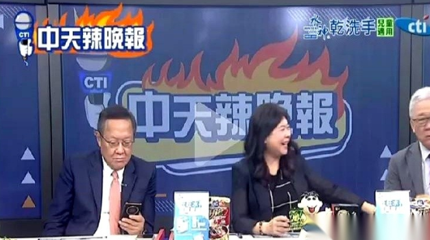全场最尴尬的，不是说错话。是明明你身边坐着一个你打心眼儿里瞧不上的人，你还得假