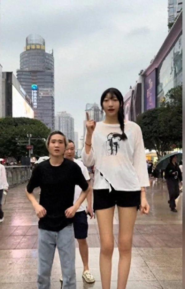 两米一女巨人和重庆一米六八小伙的反差爱情​​​