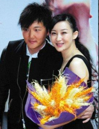 1999年，成名后的孙楠抛弃了同居10年的女友辛欣，转身娶了神交已久的买红妹。9