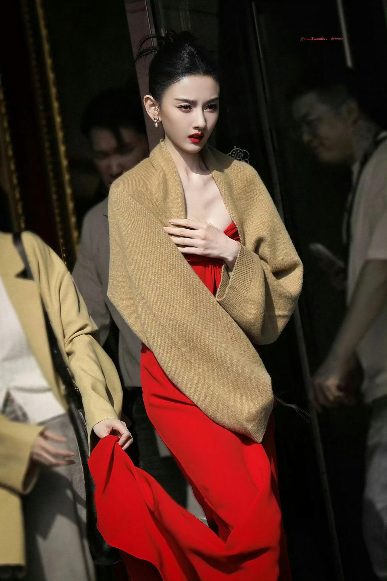 从红毯到活动现场，宋祖儿用两组高饱和造型证明了什么叫“脸撑得起所有风格”。正