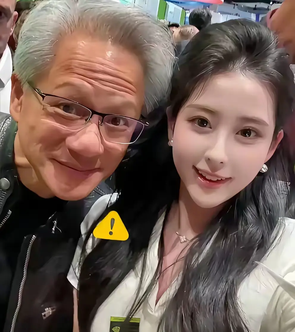 黄仁勋在美女胸部签名，这是什么意思啊