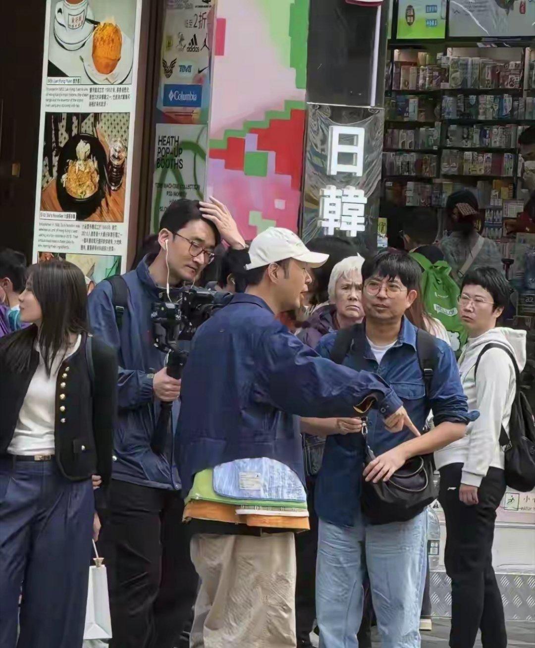 杜海涛在香港街头亮相，瘦到差点认不出！撞色穿搭时髦感爆棚，婚后这逆袭简直是型男标