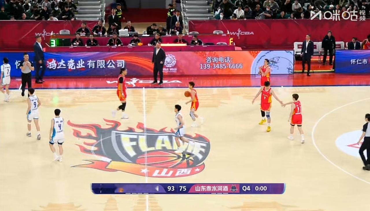 山西女篮大胜山东女篮，张子宇是场上最短的那块板，面对山西的黑粗硬的中锋，张