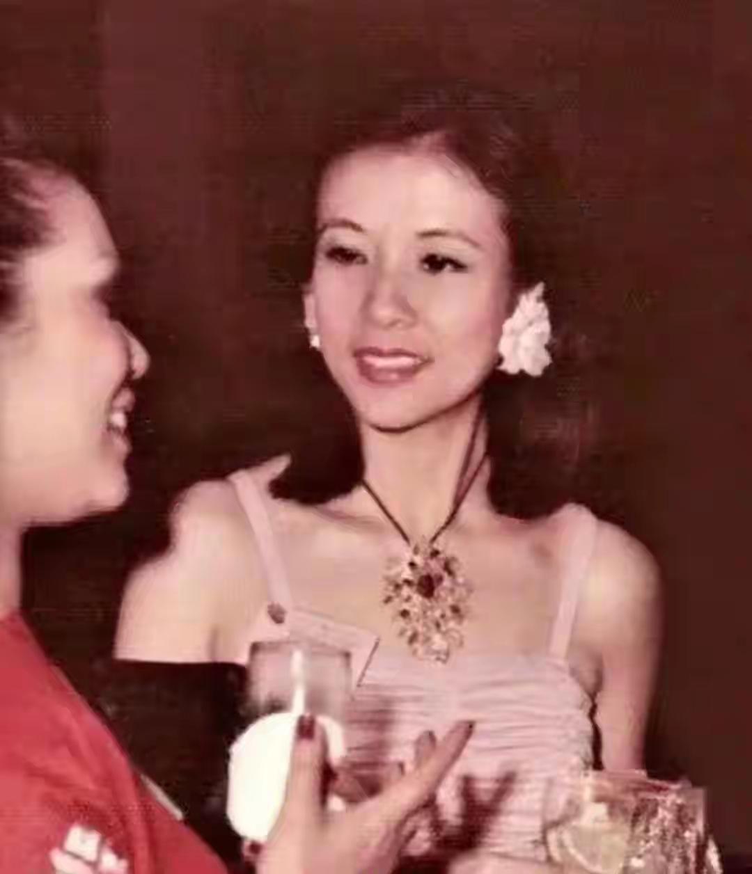 莫文蔚的妈妈年轻时也太好看了，不魄是张国荣嘴里：香港最完美的女人，自带豪门贵气