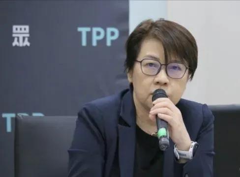 民进党又押错宝了，把台湾带入一种尴尬的处境，成为全球的笑柄，连黄珊珊都觉得没脸投