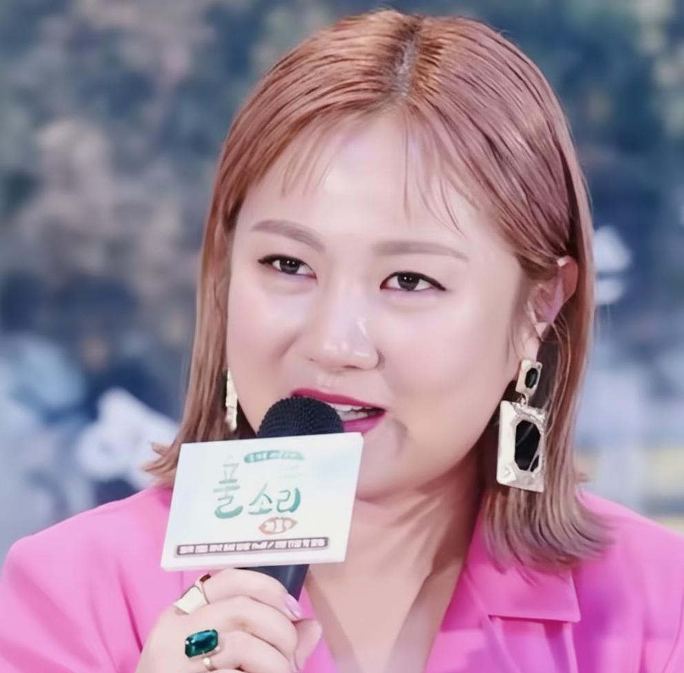 那个在镜头前让你笑到肚子疼的人，正在用酒精杀死自己。朴娜莱的经纪公司被迫摁下了