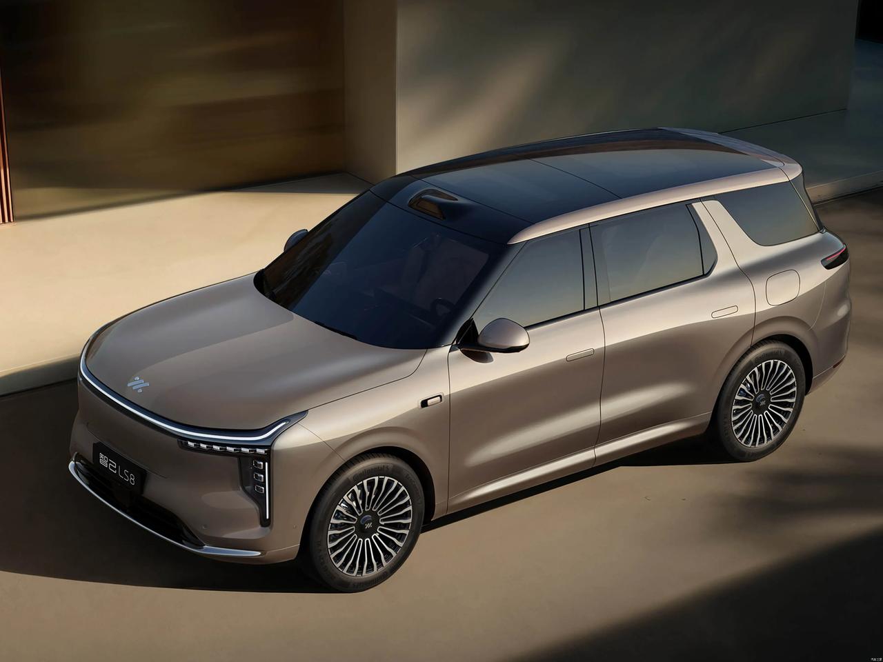 25万买5米大车，转弯半径比Polo还小？智己LS8这波操作我服了关键词：空间