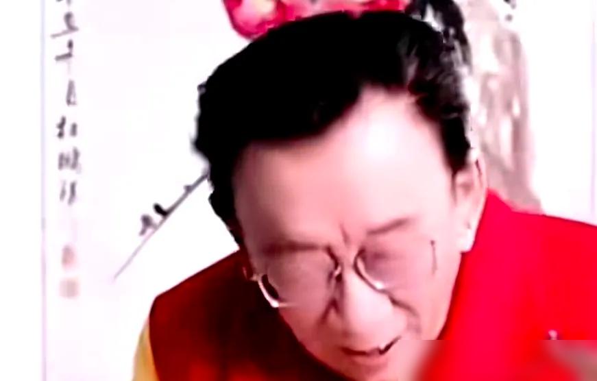 杨小五天天拍视频骂郭德纲，骂了三年，突然安静得像断网。原因简单，他爸杨少华二