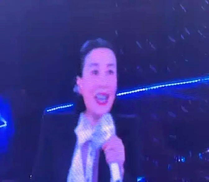 台下坐着几十号圈内大腕，那英攥着麦克风，突然把目光扫向了嘉宾席。“今天谁年纪最大？”她先点名老前辈殷