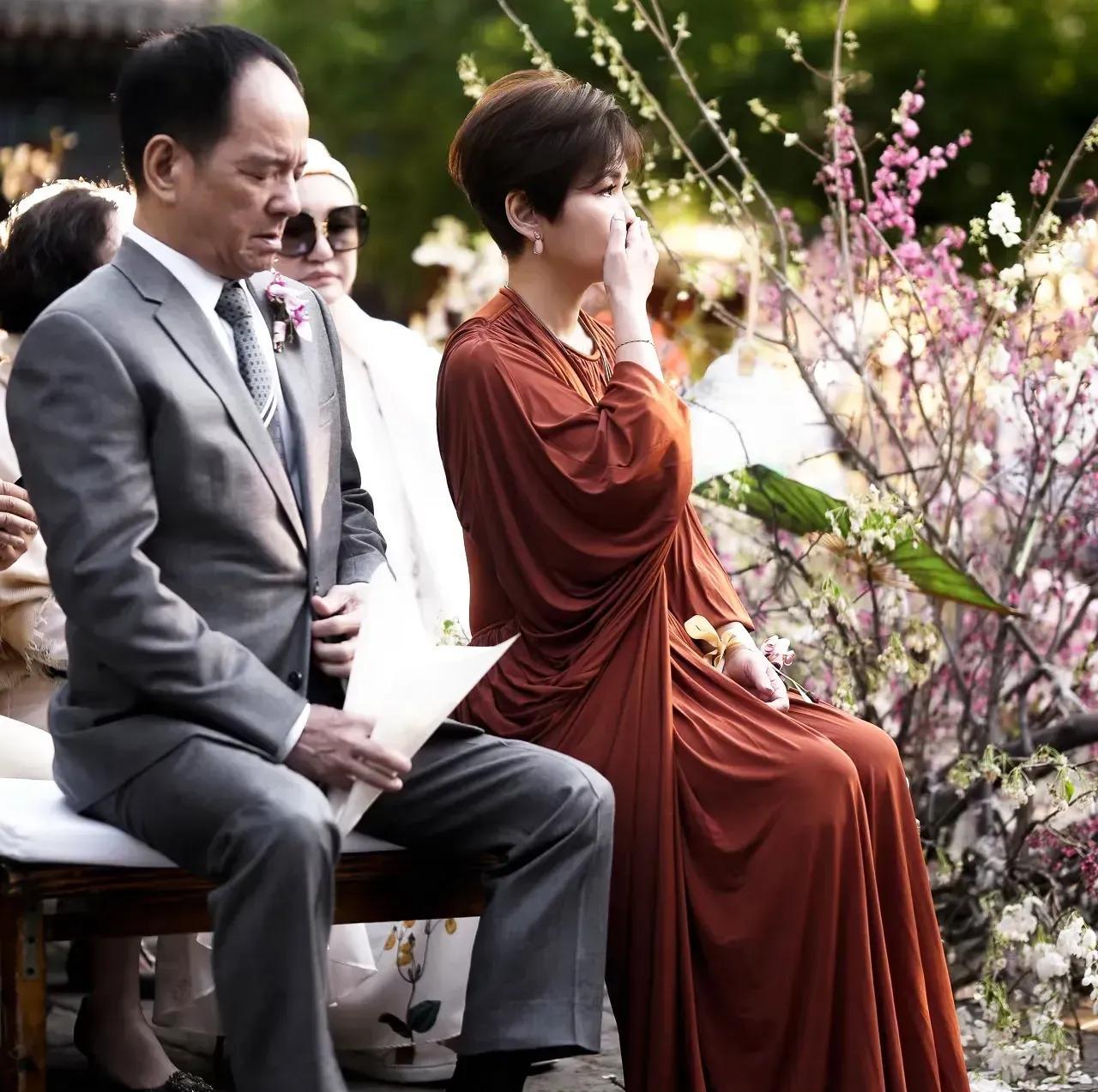 马晓梅的妈妈还是没有忍住都说女儿是妈妈的心头肉，马晓梅的妈妈虽然看上去非常的年