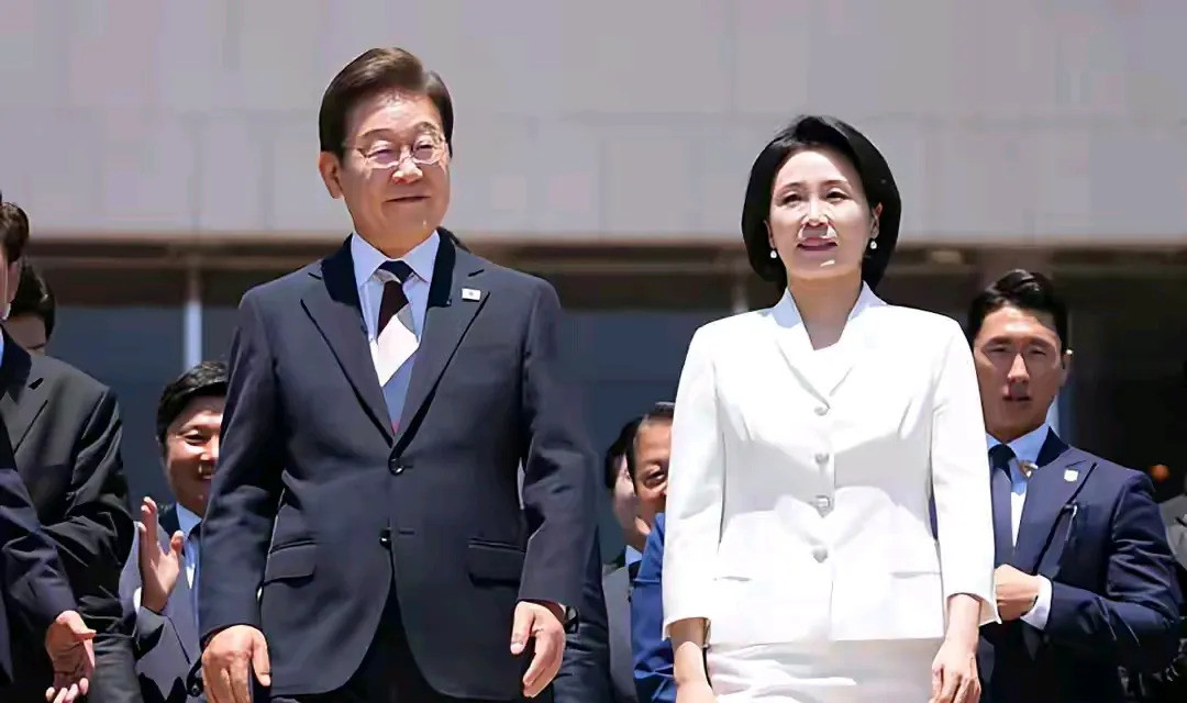 韩国新夫人，有点社恐但魅力十足---