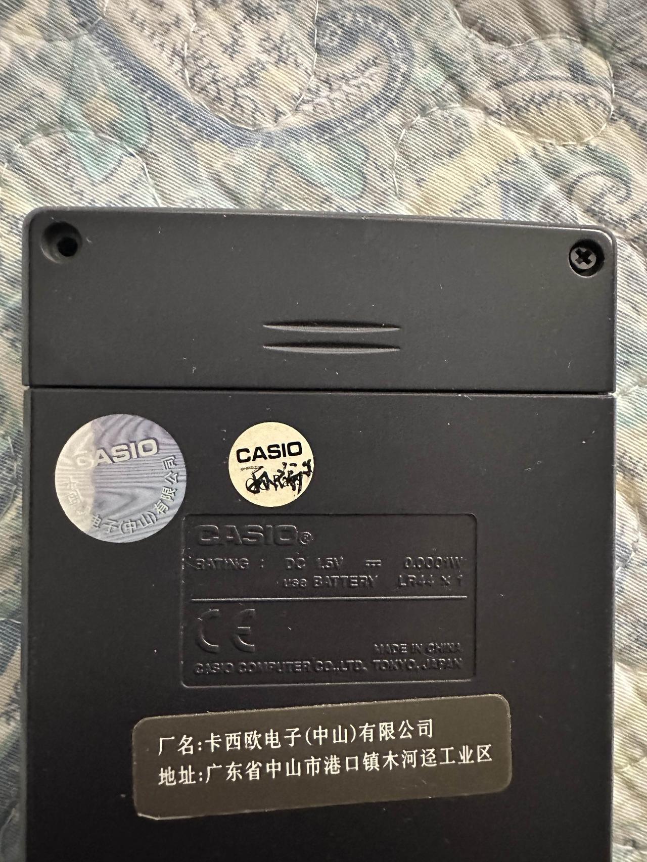 为什么手机更换电池这么复杂？设计师怎么想出来的呢？昨天翻出一个卡西欧计算器，打