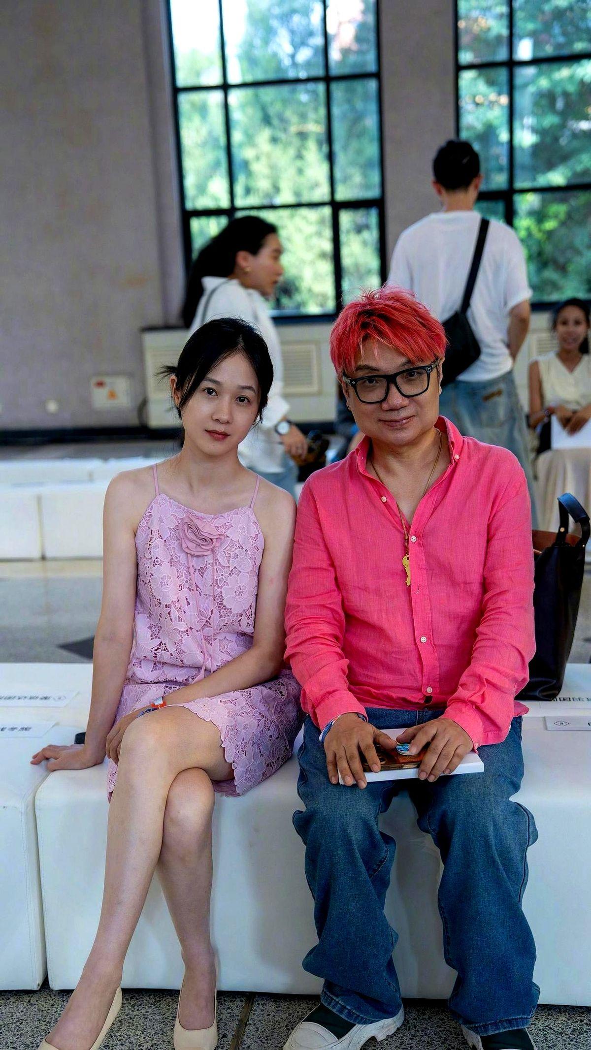 她演的电影没人买票,却先去了东京。阚昕站在海报前,名字排在最左边,镜头扫过观