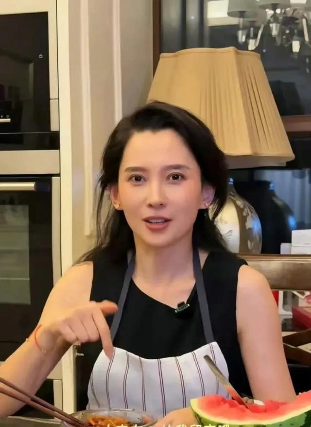 标题：森系女神日常曝光！汪峰甜蜜宠爱，豪华别墅里的贤惠生活自从两人在一起后