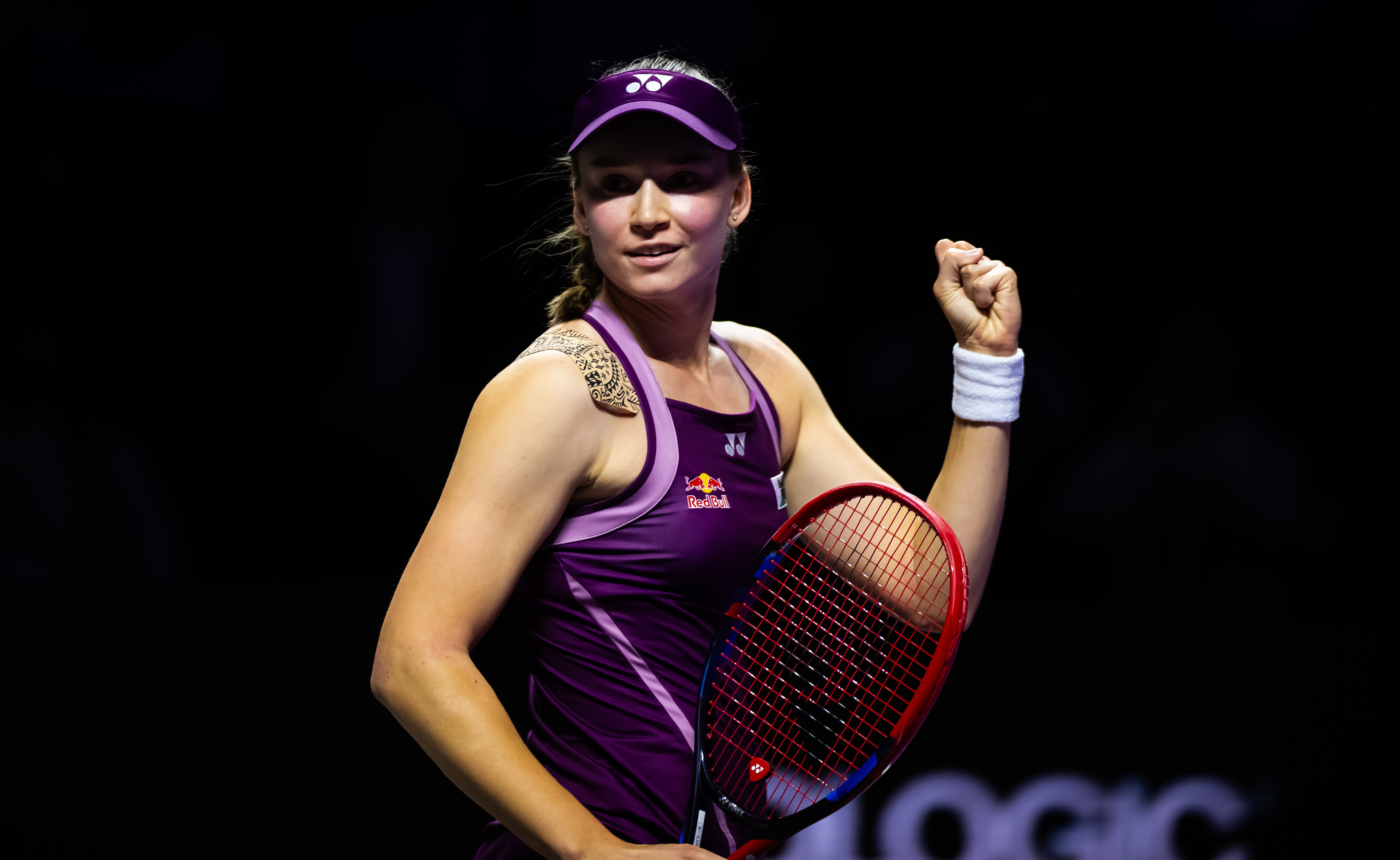 自从2003年总决赛采用目前的小组循环赛制以来，莱巴金娜是第八位全胜夺年终的球员