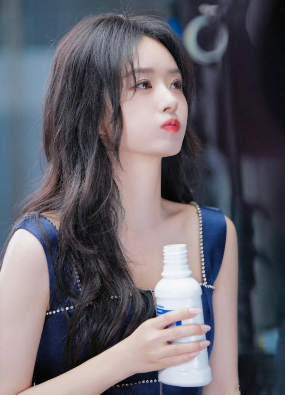 1、赵丽颖工作室又出手啦！这次是亲自下场辟谣新电影的传闻。网上一直在传邓超、范丞