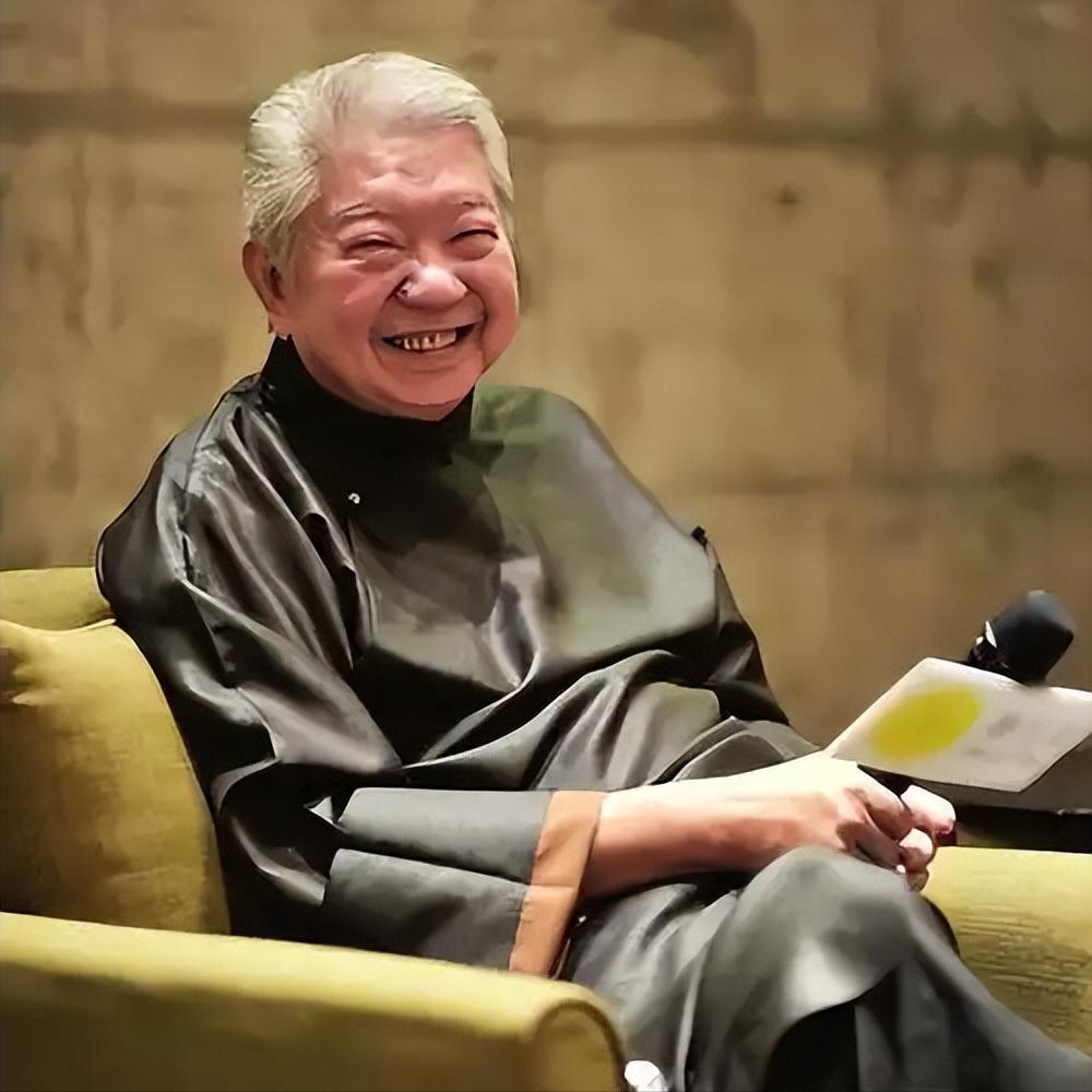 🌞1993年，黄家驹在日本摔伤去世，蔡澜前往为他操办葬礼，记者问蔡澜:“你
