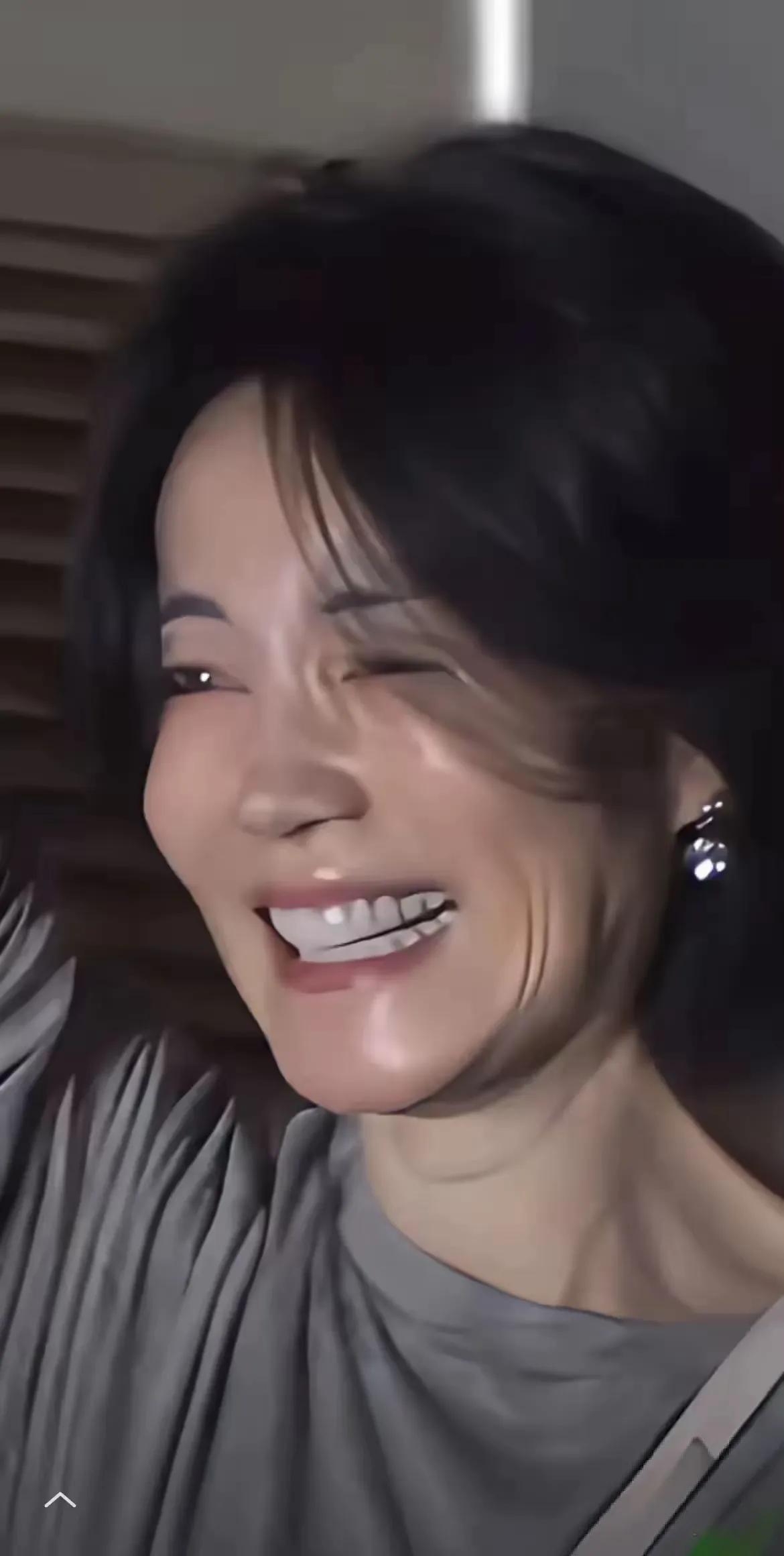 再有钱又怎么样，终究抵不过岁月的摧残。曾经的乐坛天后王菲，如今也难掩脸上的褶子，