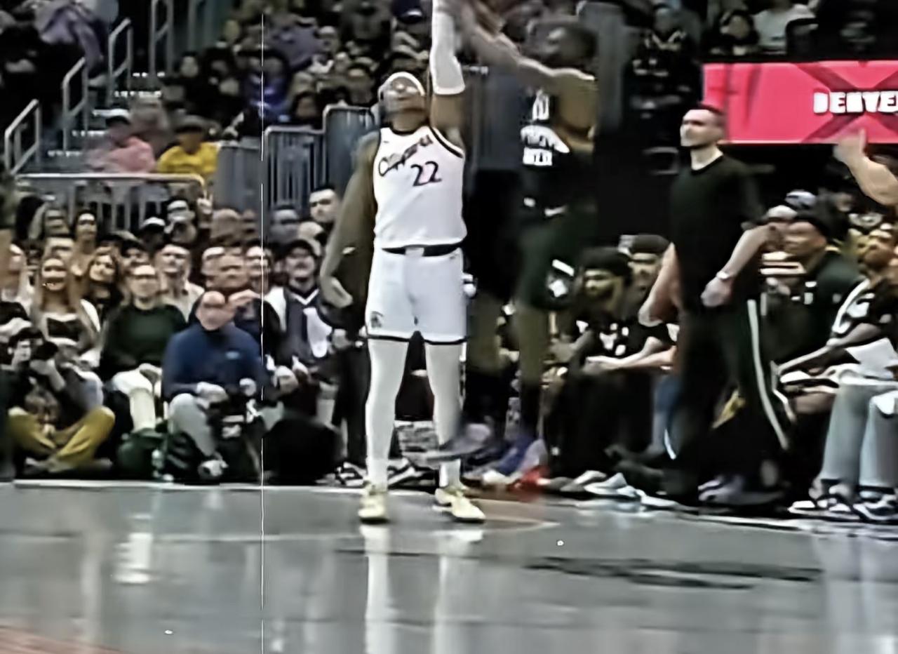 这个3分犯规，应该是快船本场输球的转折点！说实话，乔丹米勒这个防守干净利落，而