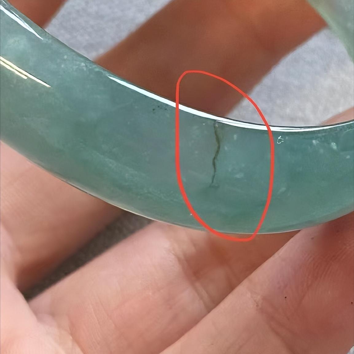 新疆乌鲁木齐，女子在玉器店看中一只价值百万的手镯，店员提醒她不要拿托架，要拿手镯