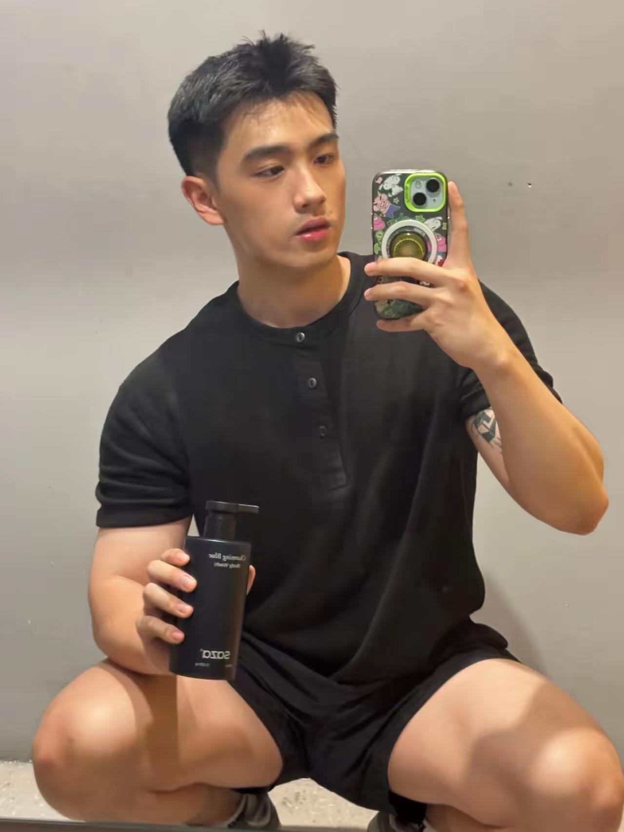 夏日生活打卡季健身房镜子前的瞬间总是很容易让人停住。有人做推举时，胸肌与肩膀在发