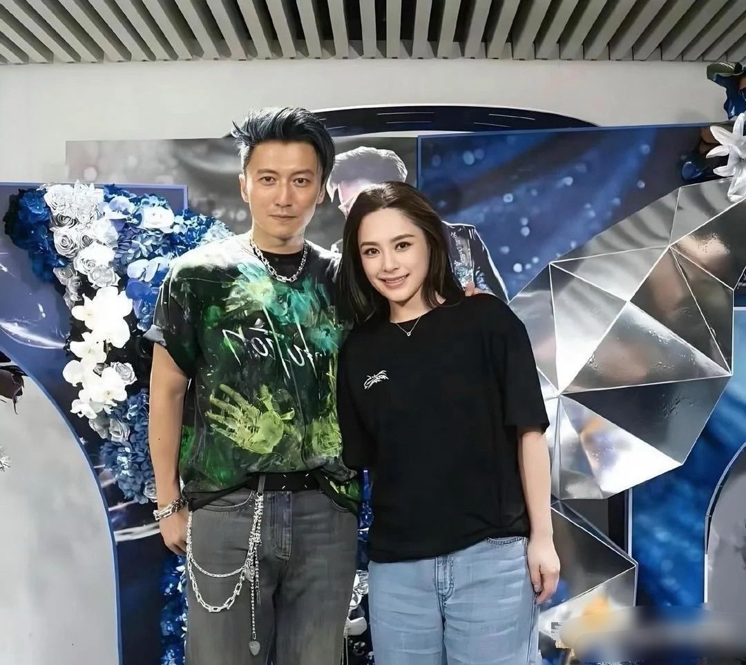 谢霆锋这是紧张了？不太自然​
