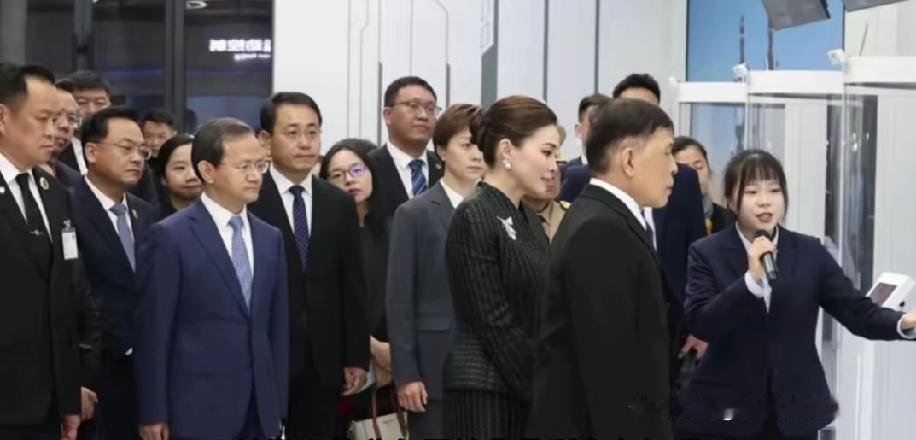 泰王玛哈带着苏提达王后打卡北京人形机器人中心，泰国总理阿努廷还当起了“同行小伙伴