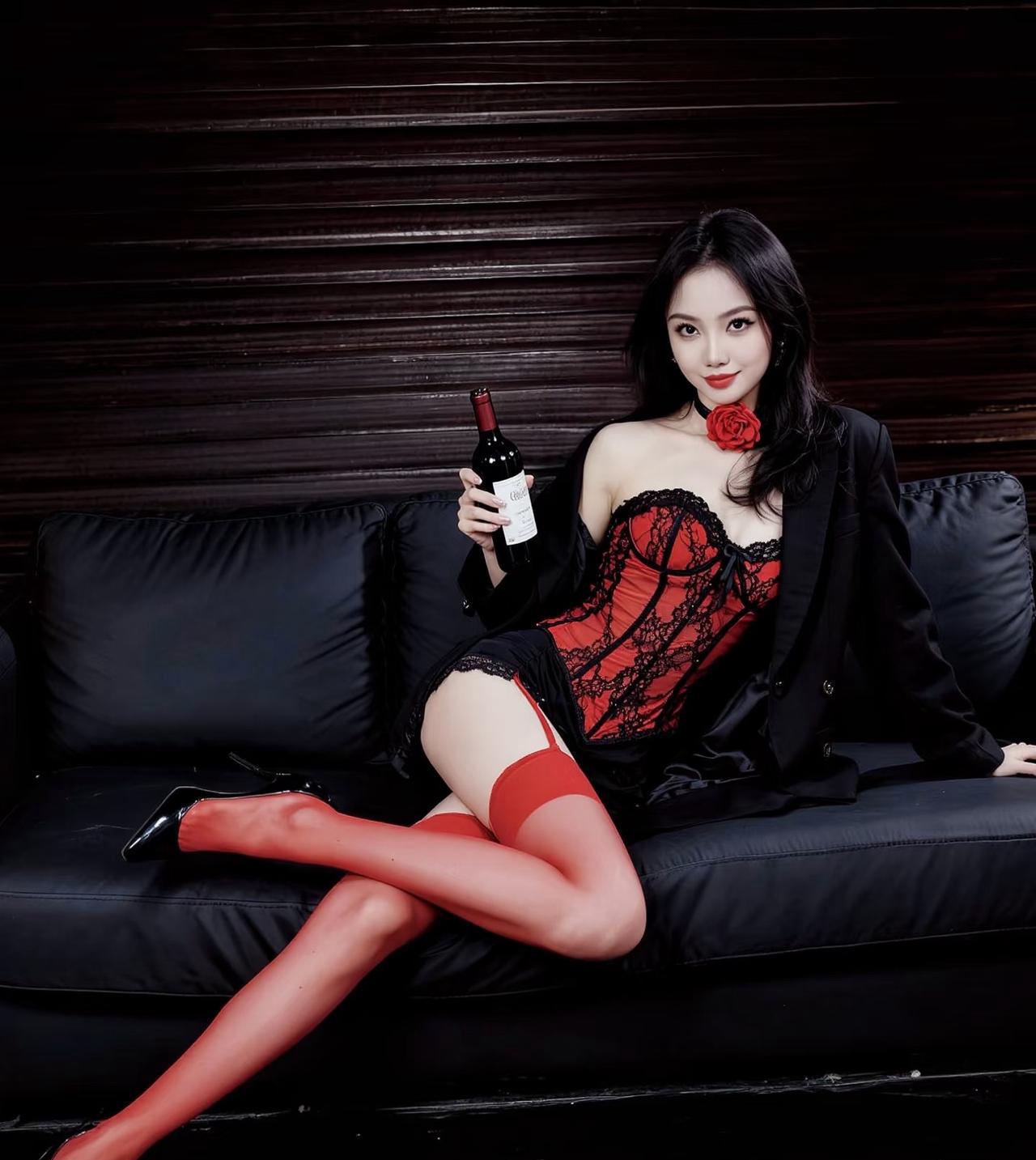红酒与黑丝的诱惑，优雅与性感的完美结合。