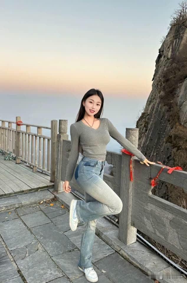 做人嘛，没必要太正常，无论你活成什么样子，都会有人说三道四，顺着自己来吧，该疯就