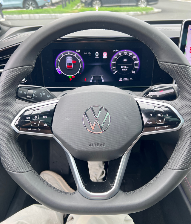 到底值不值得买？迈腾B9试驾了，车机也升级了，怀挡得适应适应，推托设计也确实舒