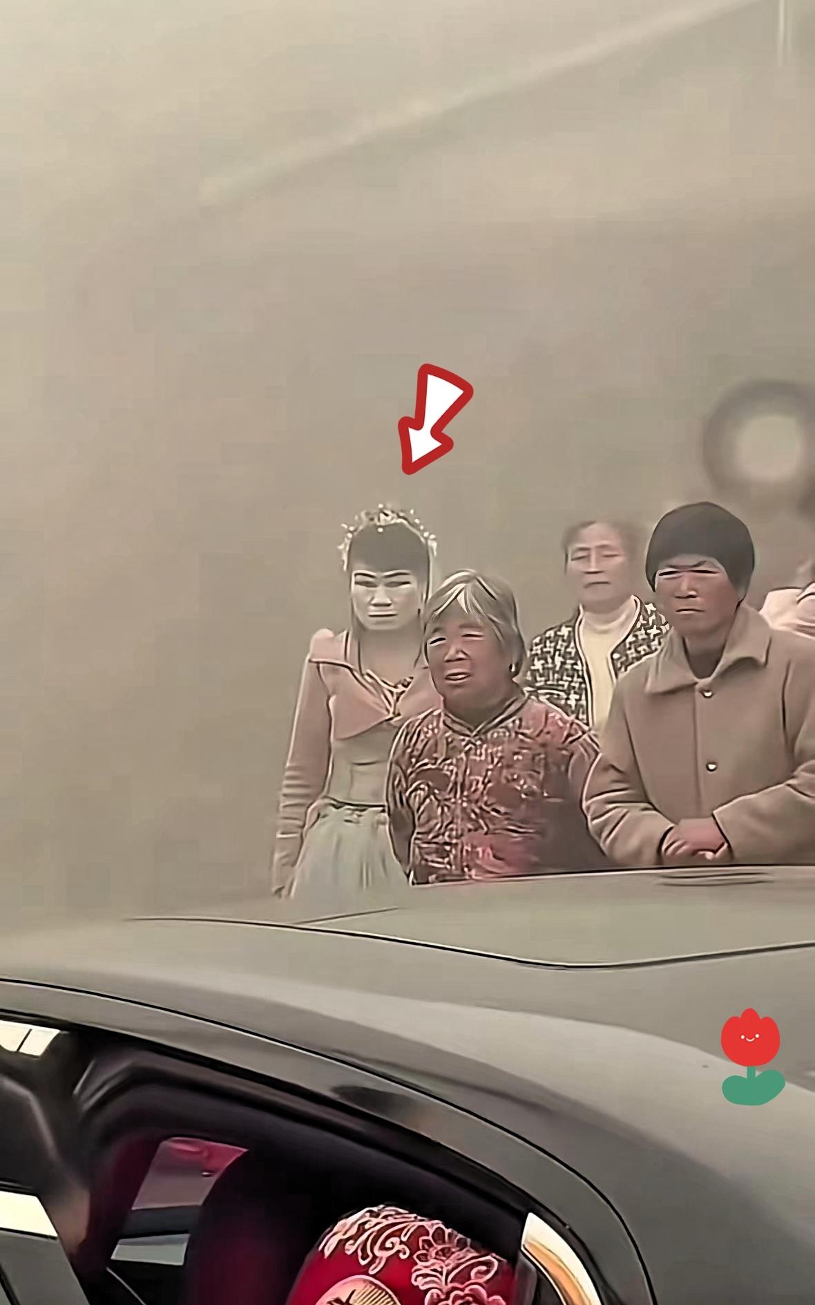 83万人转发的视频，看完心里酸酸的——山东东明街头，那个常年穿着婚纱的女孩，到底