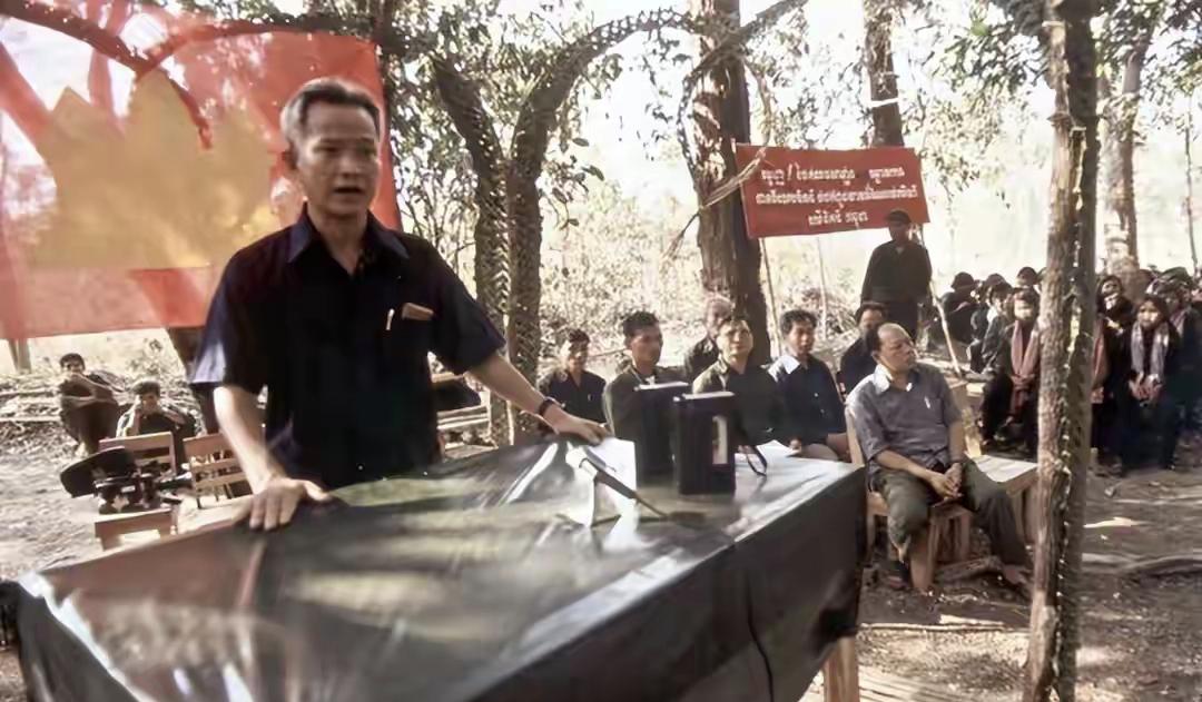 洪玛奈笑容可掬，一脸和气，有点像乔森潘，一点都不像洪森。乔森潘在监狱里住了很多