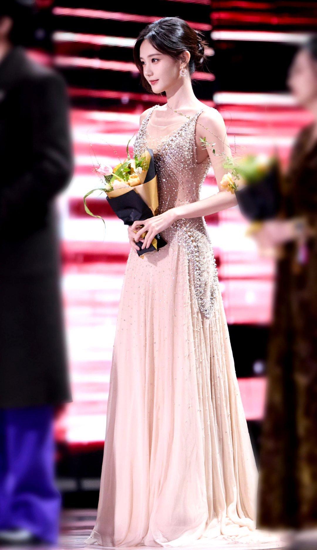 李一桐今晚这波美貌暴击啊！✨浅香槟裙满身碎钻像裹了层星光，一抬手露肩线条又薄又
