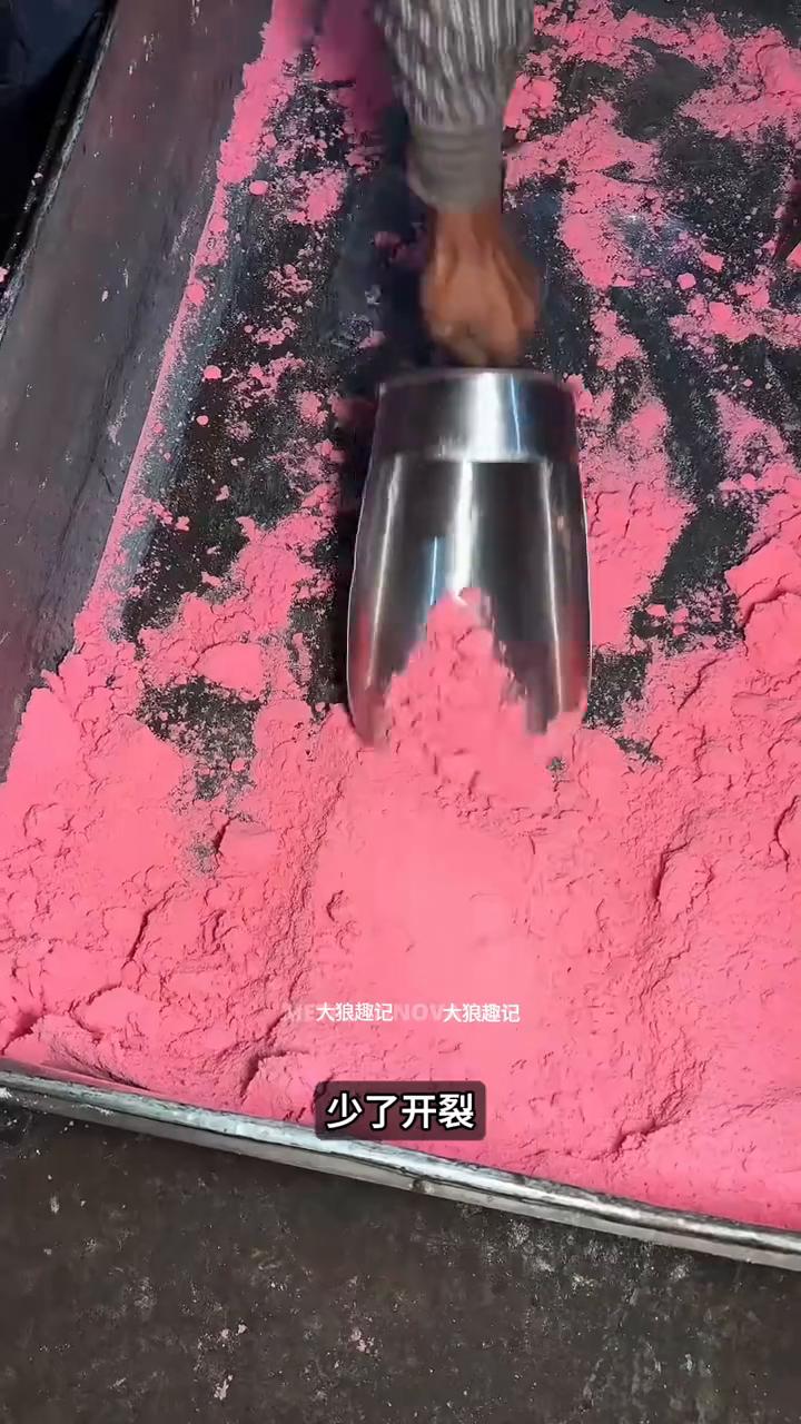 水管背后秘密。大家注意看，你家墙里这根很多人看不起的水管在巴基斯坦却被做成了一