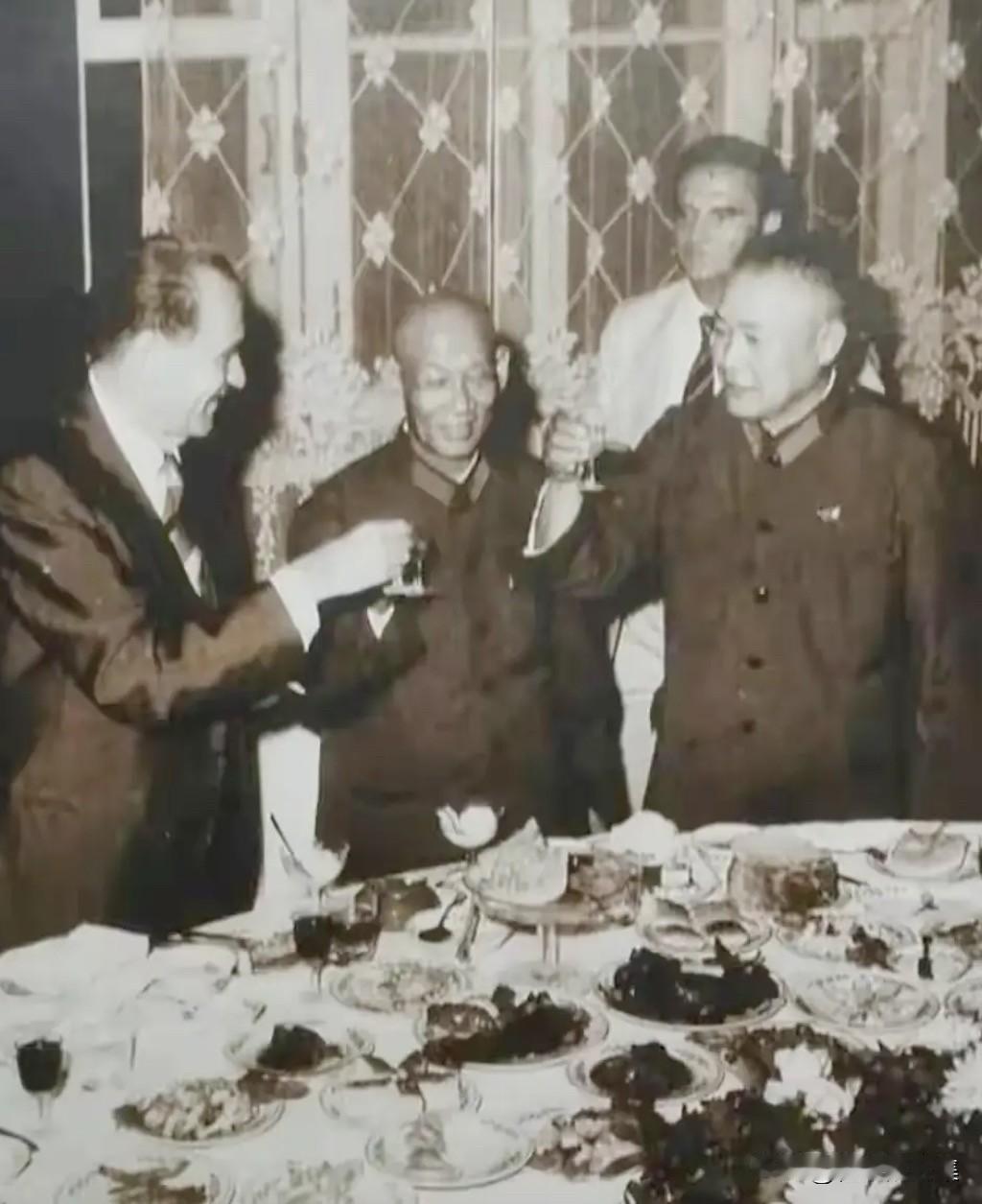 1969年，旅大警备区司令员邓岳（前右一）与警备区政委程登志（前右二）在大连设宴
