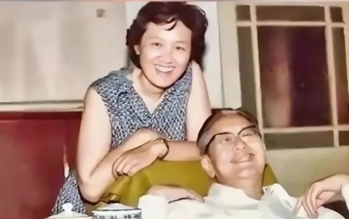 70年代，60岁的乔冠华与38岁的章含之刚新婚不久后在家中的一张留影，甜蜜之情溢