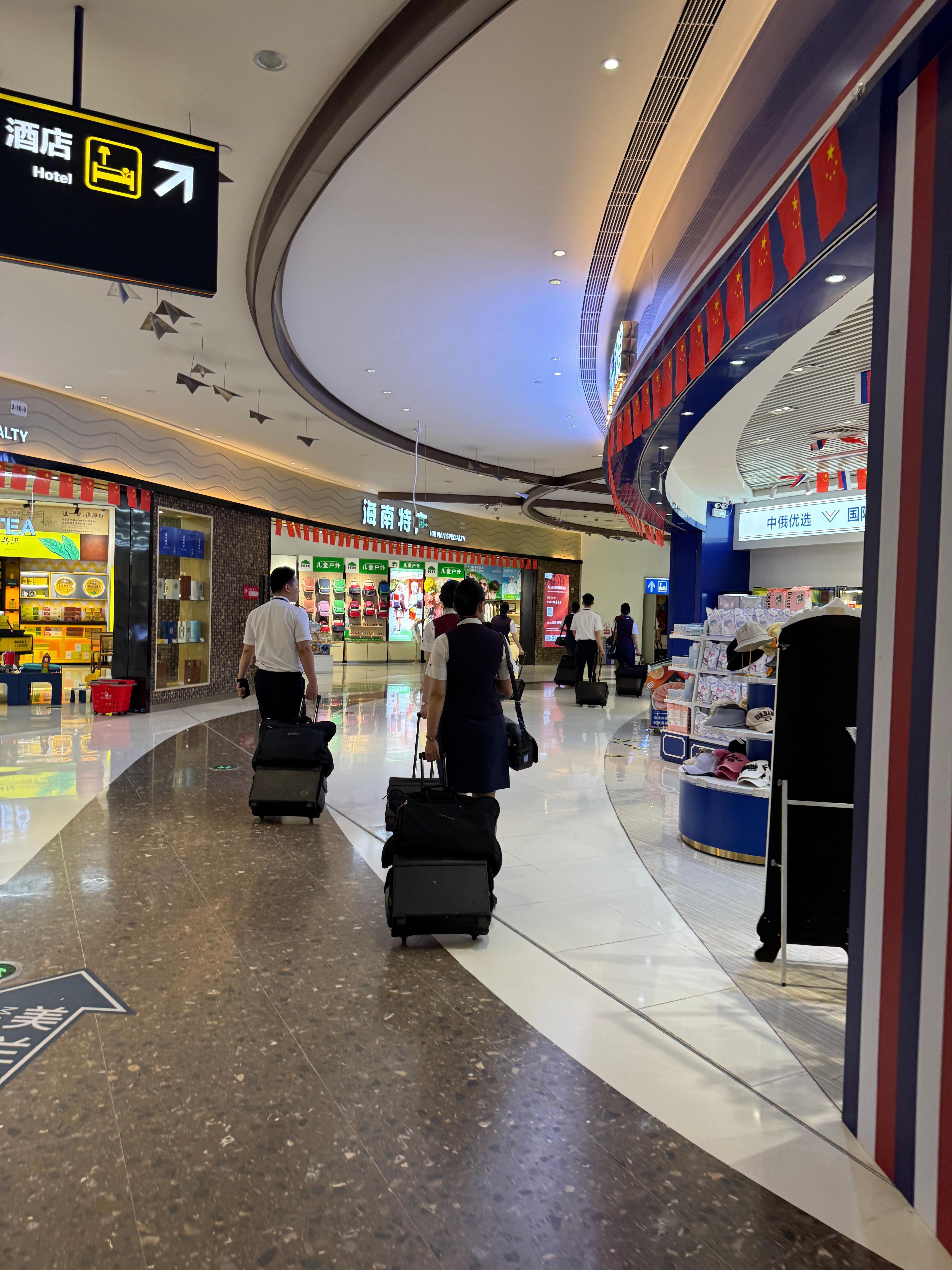 带娃坐了4个小时飞机臭小子还可以，没咋闹，也没咋睡觉推荐带娃晚上落地直接选择机场