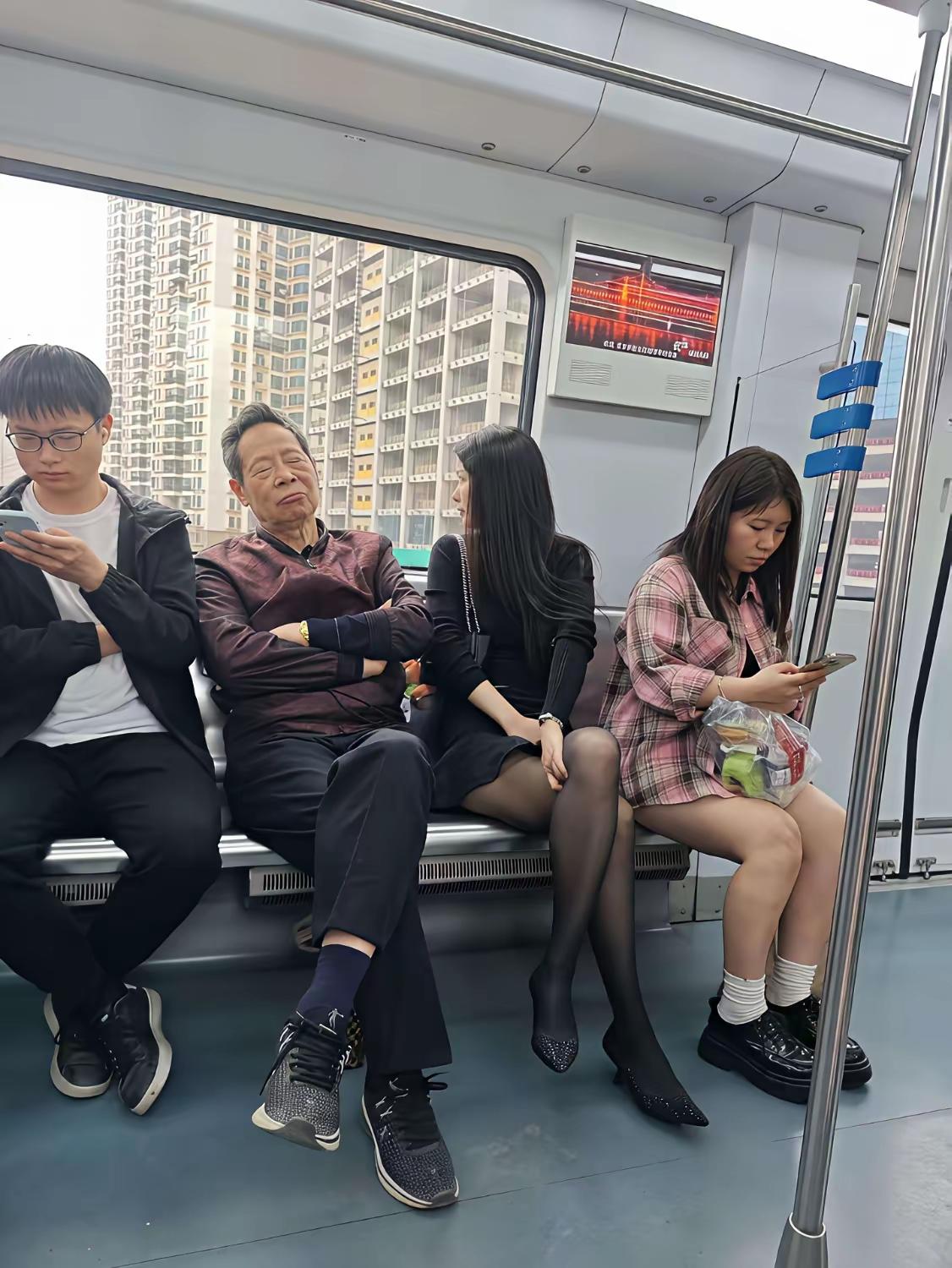 有意思！美女坐在身边，大爷闭目养神，气定神闲好有范儿某地铁车厢，长椅上坐着4