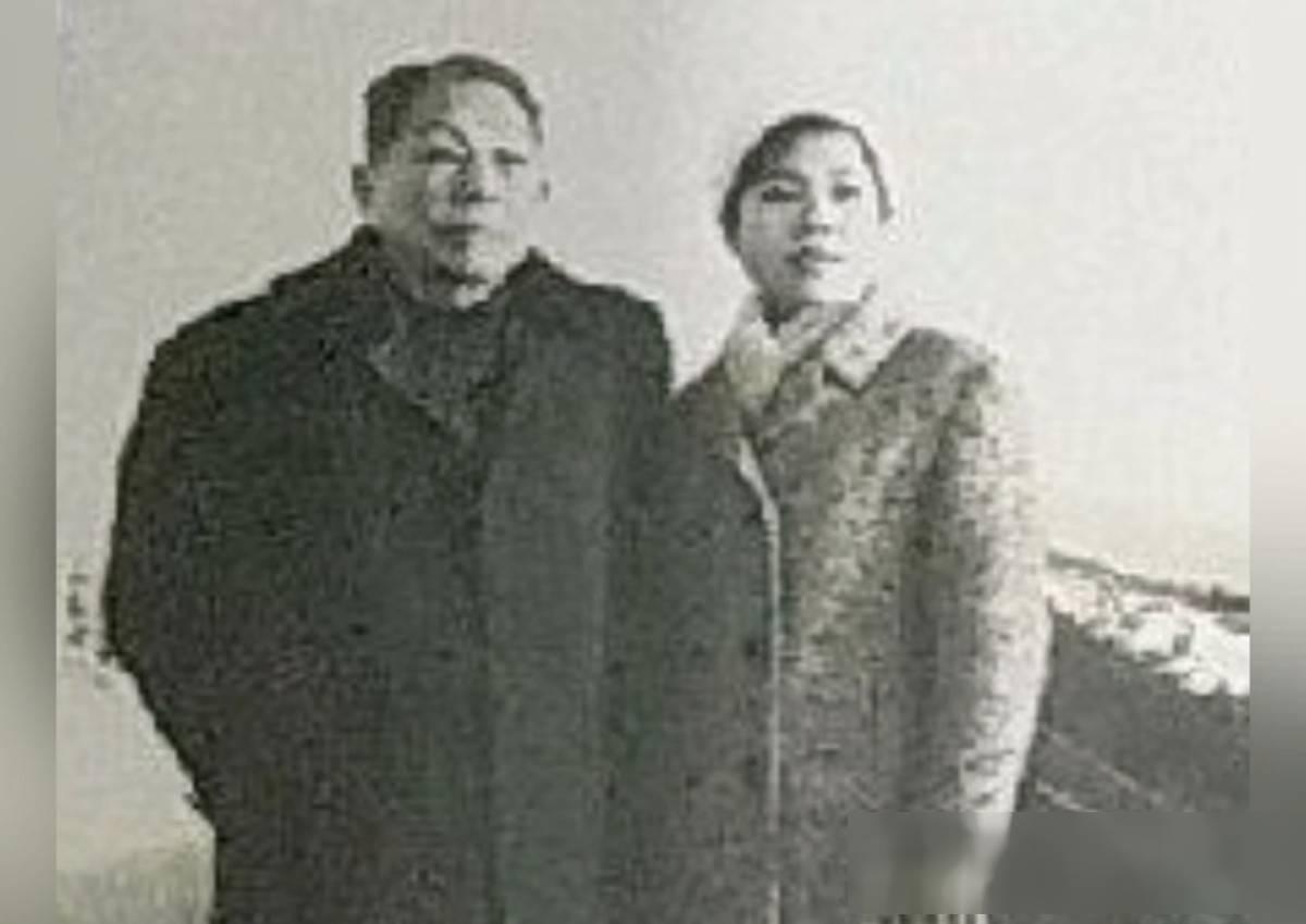 1974年，90岁的杨森迎娶了17岁的张灵凤。结婚当晚，张灵凤哭着说：“你一生娶