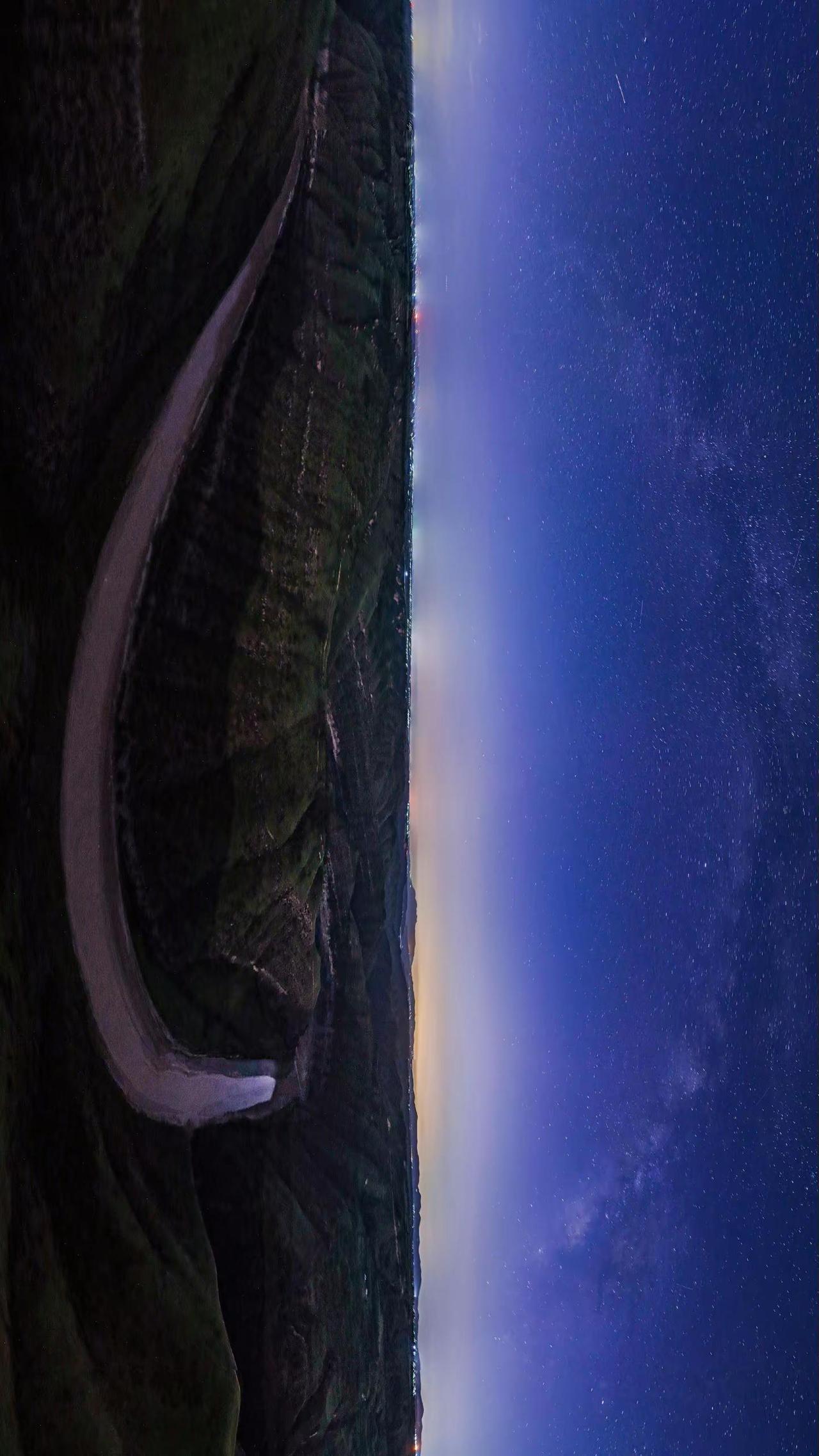 这是无人机视觉下陕西永寿县万亩槐林和泾河乾坤湾的夜晚星河。总有一片星空为你而亮