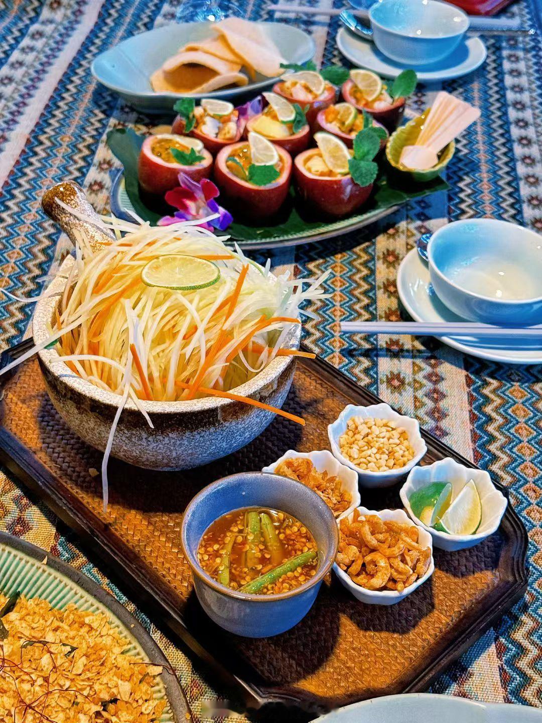 成都美食成都生活成都望平街河边，正宗的泰餐木瓜丝和火山排骨，很不错泰兰德的柠檬