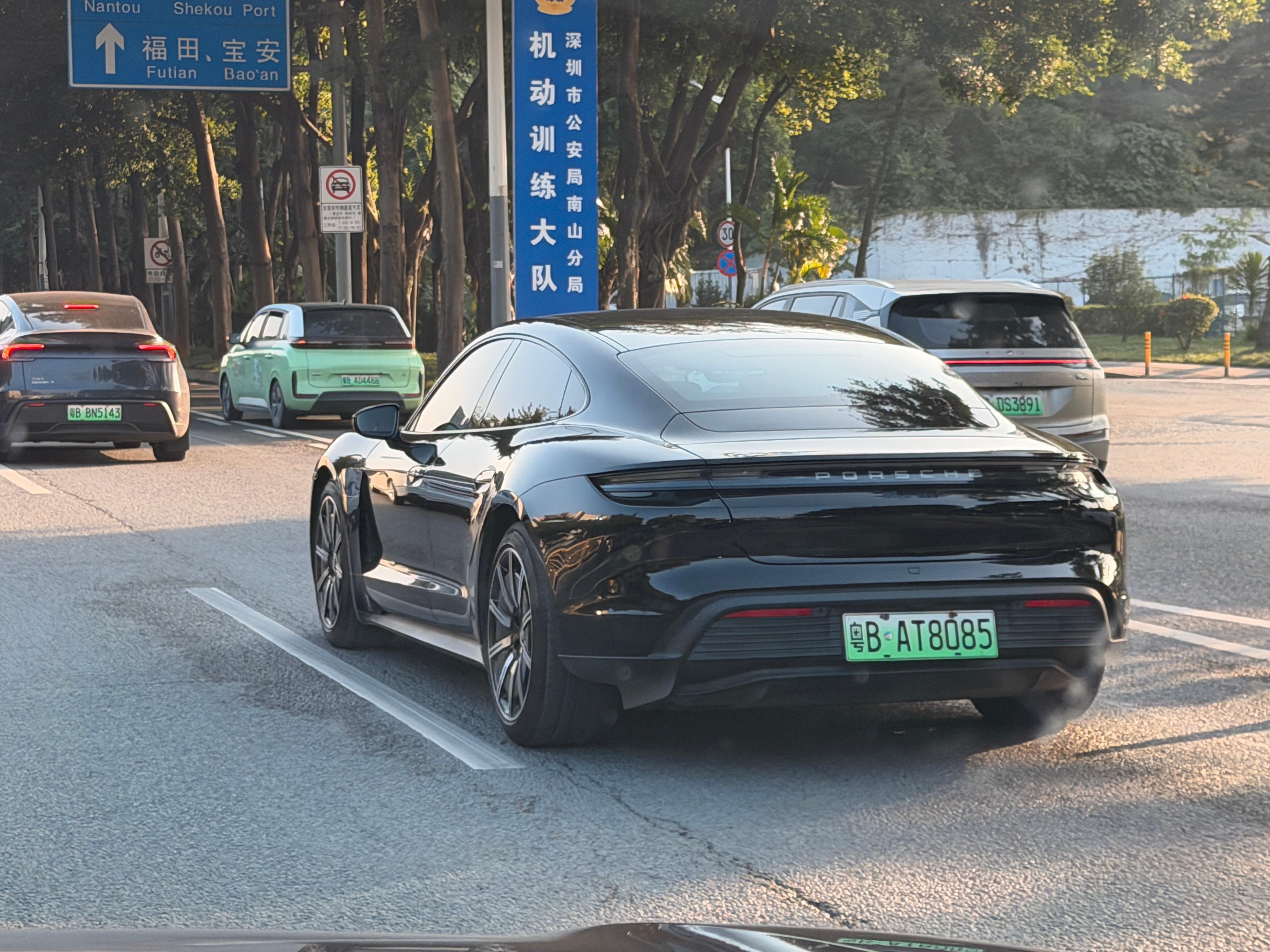 我真的一眼以为byd汉你们见过这么黑这么素的保时捷Taycan吗真的好丑啊